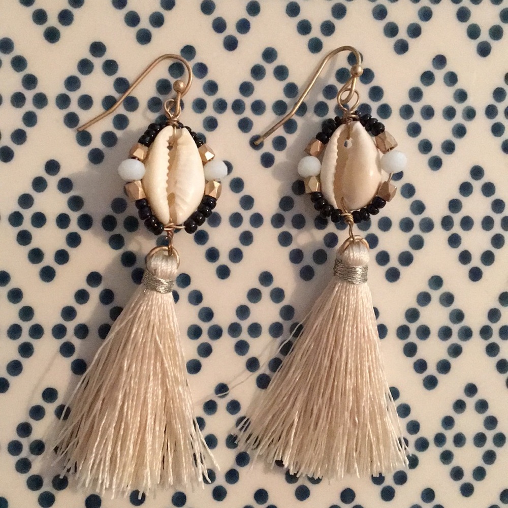 Handmade puka shell earrings🌊🐚